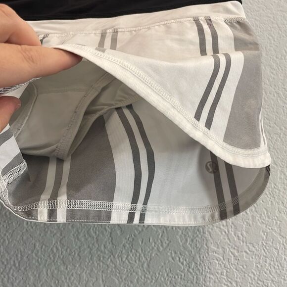 Lululemon Groovy Run Short Stripe Nimbus Vertical / Nimbus / Black Size 6 - Picture 3 of 8